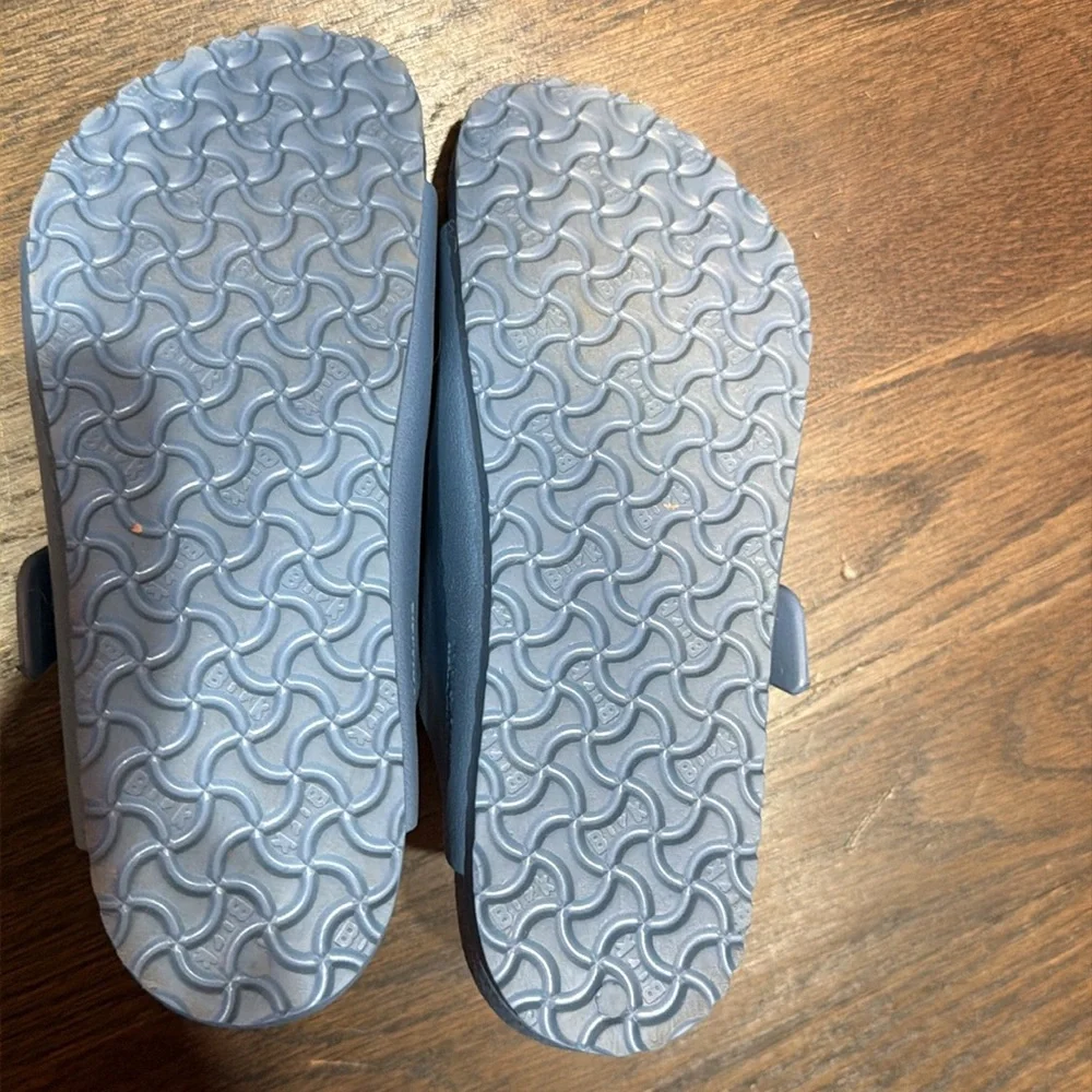 Birkenstock blue youth sandal. Size 34 (3)
